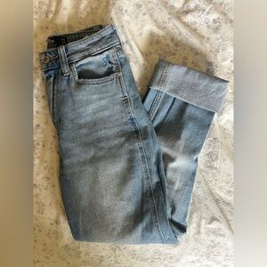 Hollister Light Blue High-Rise Mom Jeans
Size: 00R 
EUC